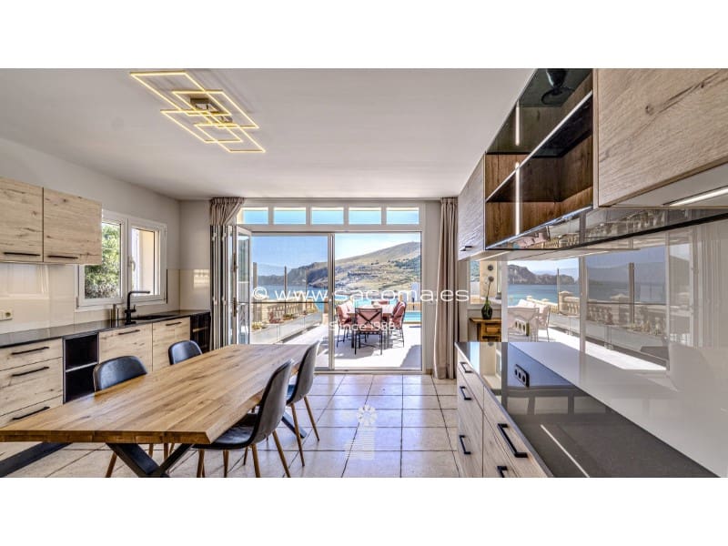 5 bedroom Villa for sale in Cala Mesquida with pool - € 1,750,000 (Ref: 9797022)