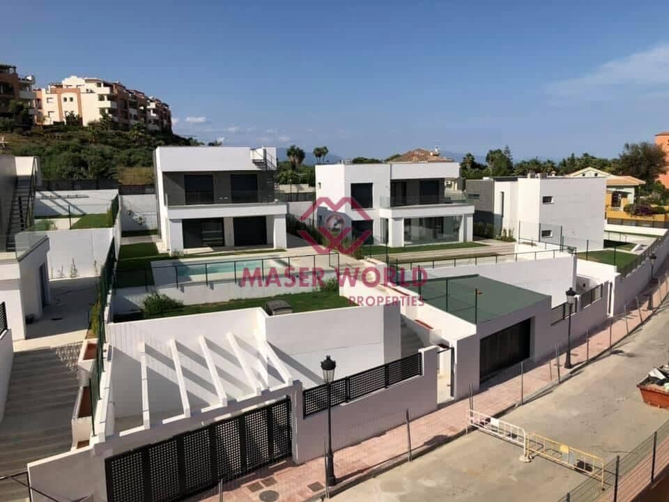 4 soverom Villa til salgs i La Duquesa / Puerto de la Duquesa med svømmebasseng - € 730 000 (Ref: 9193701)