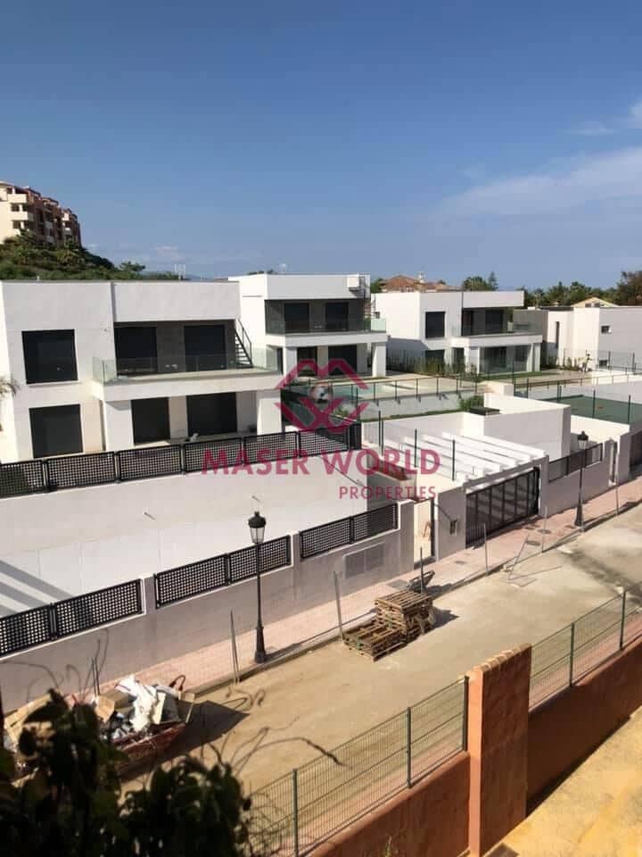 4 soverom Villa til salgs i La Duquesa / Puerto de la Duquesa med svømmebasseng - € 730 000 (Ref: 9193701)