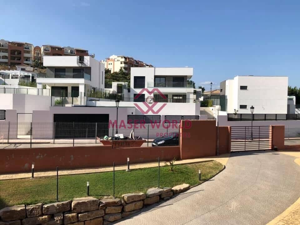 4 soverom Villa til salgs i La Duquesa / Puerto de la Duquesa med svømmebasseng - € 730 000 (Ref: 9193701)
