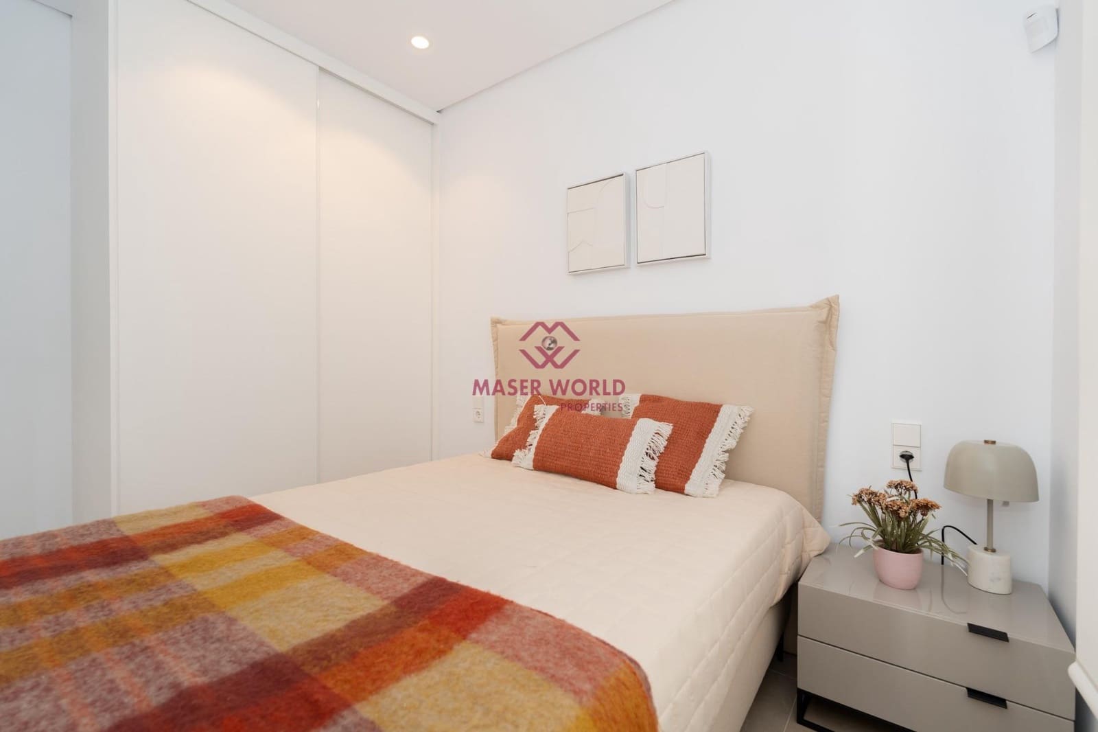 3 soverom Kjedet enebolig til salgs i El Pinet med svømmebasseng - € 459 000 (Ref: 9343278)