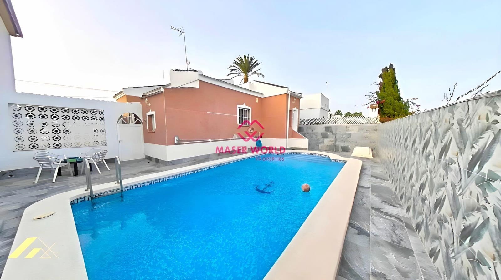 Chalet de 3 habitaciones en San Luis en venta con piscina garaje - 335.000 € (Ref: 9347238)