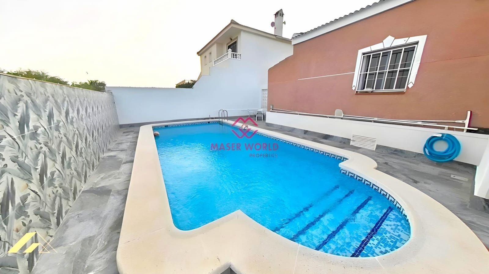Chalet de 3 habitaciones en San Luis en venta con piscina garaje - 335.000 € (Ref: 9347238)