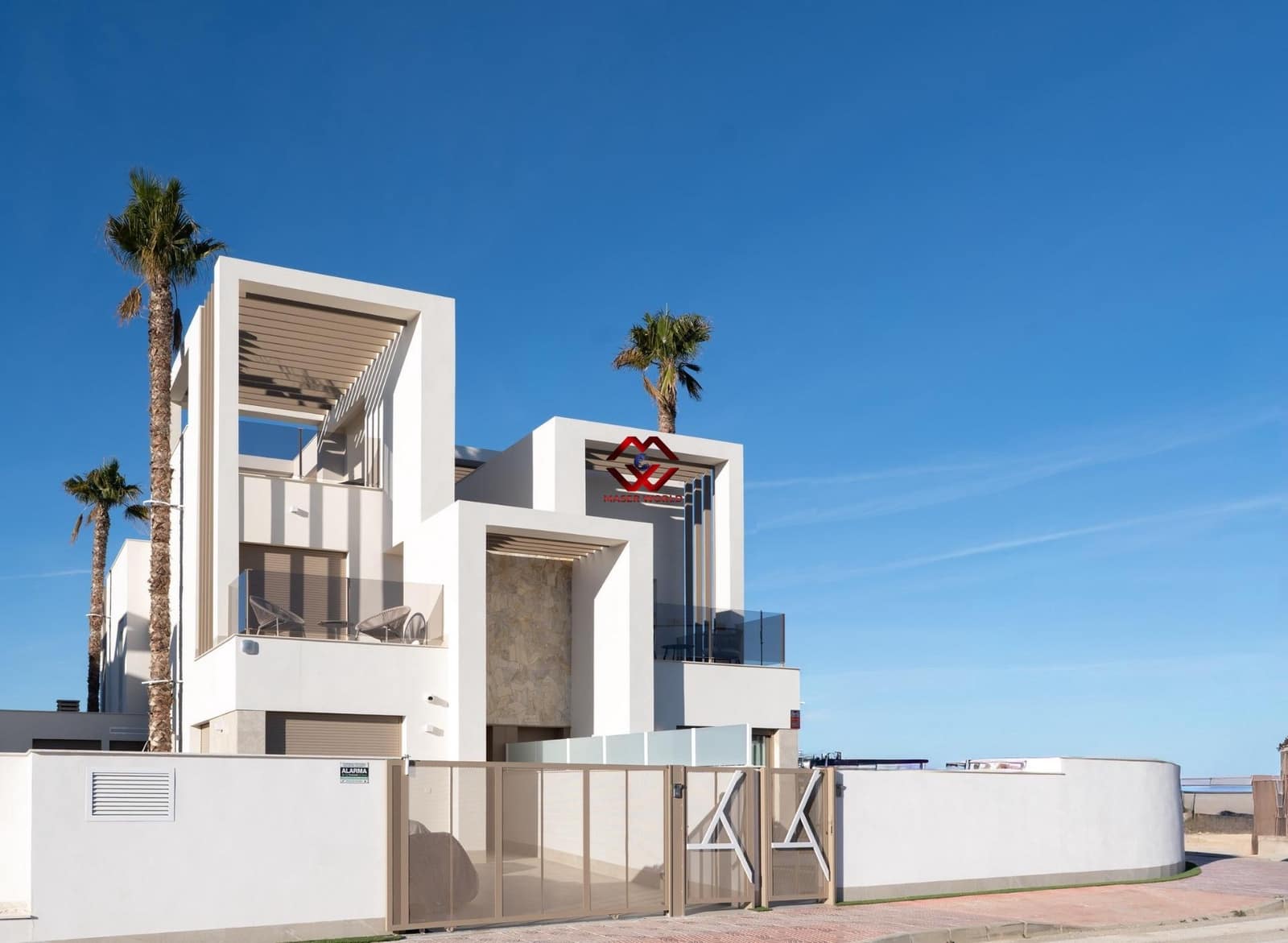 3 soveværelse Semi-Rækkehus til salg i Los Alcazares med swimmingpool - € 630.000 (Ref: 9701580)