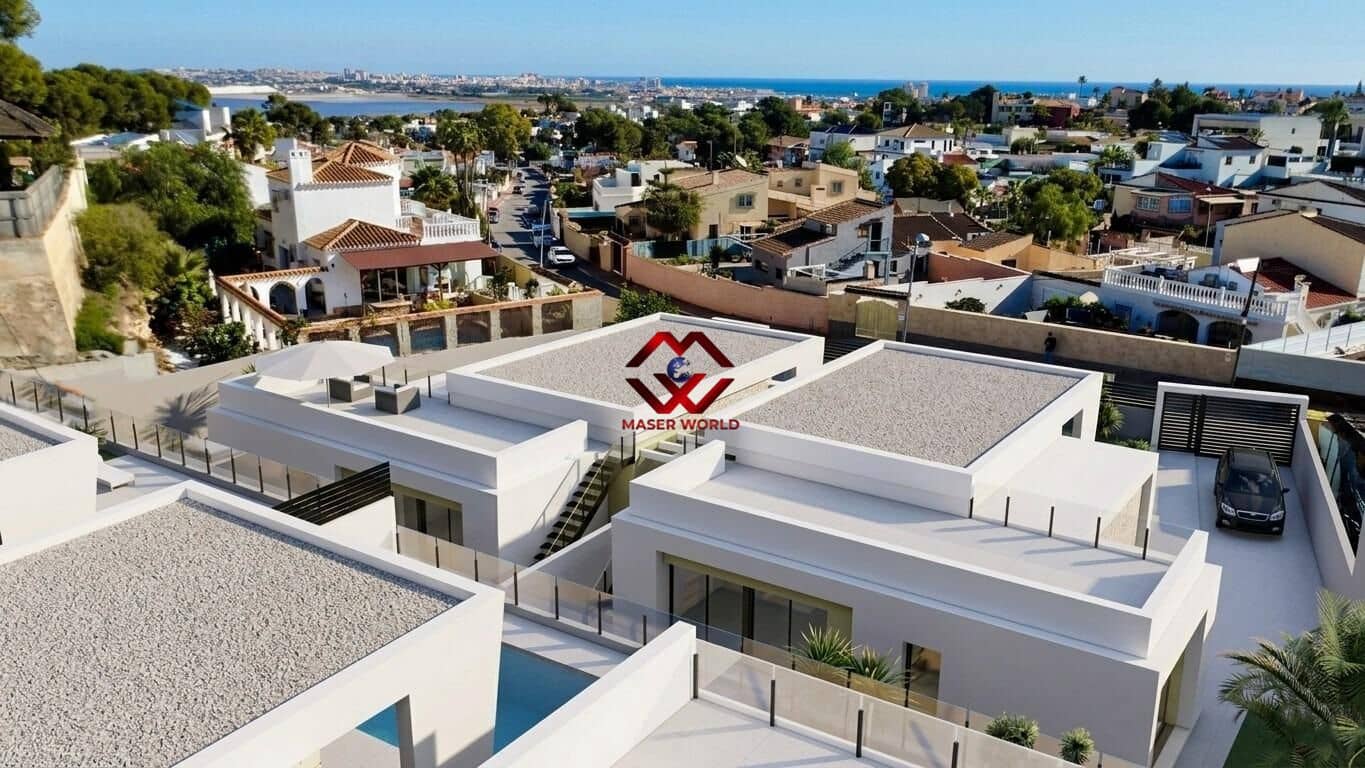 3 soveværelse Villa til salg i Torrevieja med swimmingpool garage - € 700.000 (Ref: 9881886)
