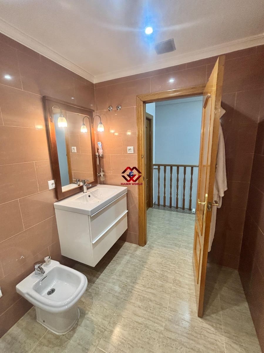 Chalet de 3 habitaciones en Roda en venta con garaje - 275.000 € (Ref: 9995184)
