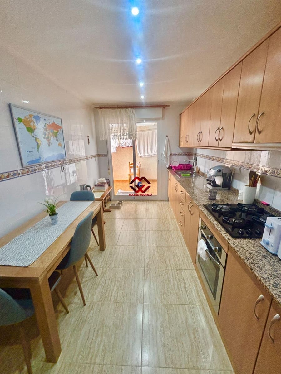 Chalet de 3 habitaciones en Roda en venta con garaje - 275.000 € (Ref: 9995184)