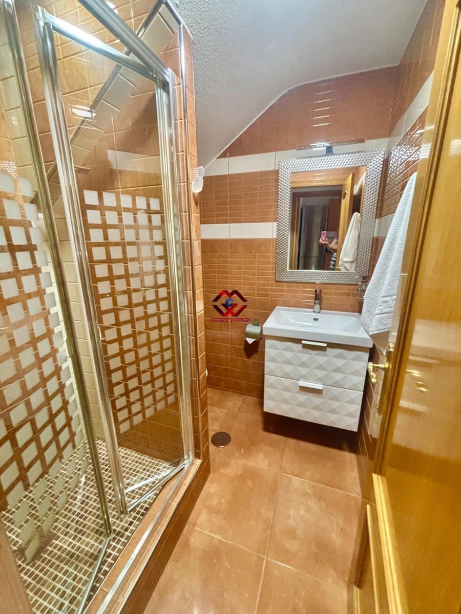Chalet de 3 habitaciones en Roda en venta con garaje - 275.000 € (Ref: 9995184)