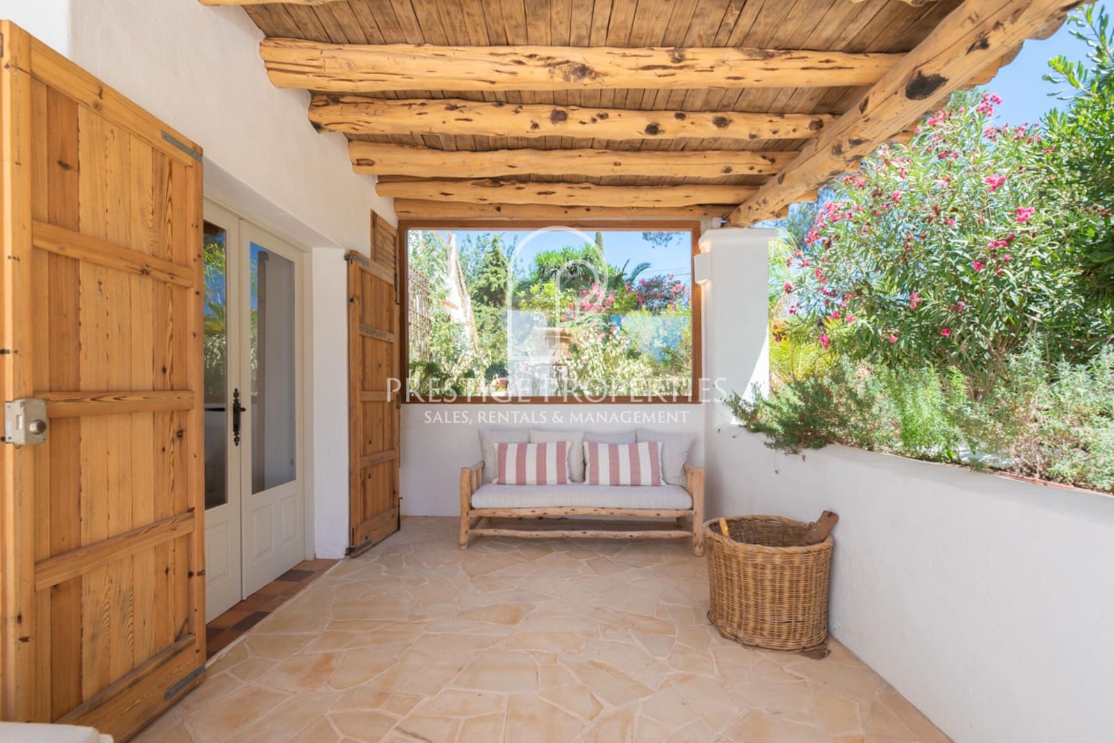 8 soveværelse Finca/Landehus til salg i Santa Eulalia / Santa Eularia med swimmingpool garage - € 6.900.000 (Ref: 8447576)