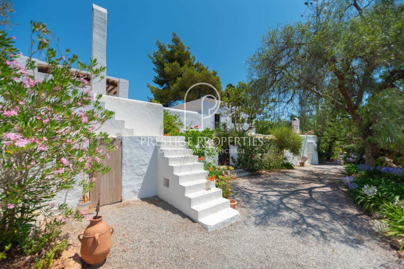 4 soveværelse Finca/Landehus til salg i Santa Eulalia / Santa Eularia med swimmingpool garage - € 3.490.000 (Ref: 9144646)