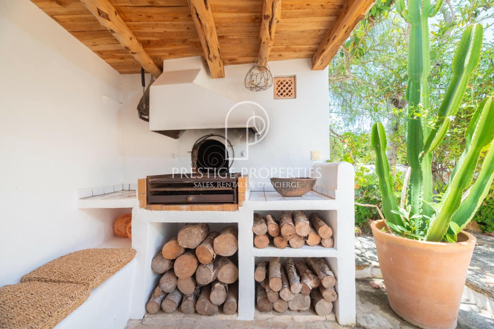 4 soveværelse Finca/Landehus til salg i Santa Eulalia / Santa Eularia med swimmingpool garage - € 3.490.000 (Ref: 9144646)