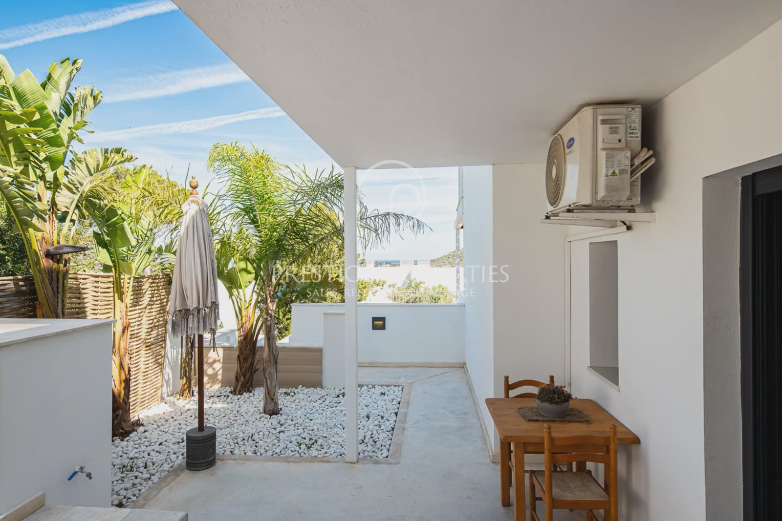 Studio for sale in San Jose / Sant Josep de Sa Talaia with pool - € 357,000 (Ref: 9788064)