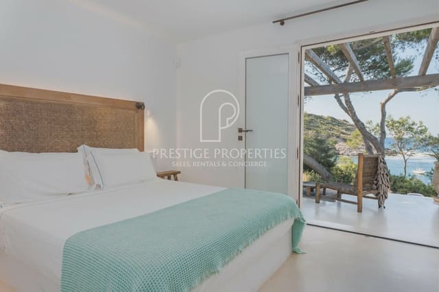 4 slaapkamer Villa te koop in Sant Joan de Labritja met garage - € 6.900.000 (Ref: 9921582)