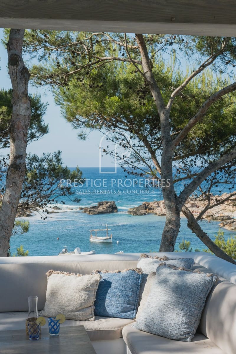 4 slaapkamer Villa te koop in Sant Joan de Labritja met garage - € 6.900.000 (Ref: 9921582)