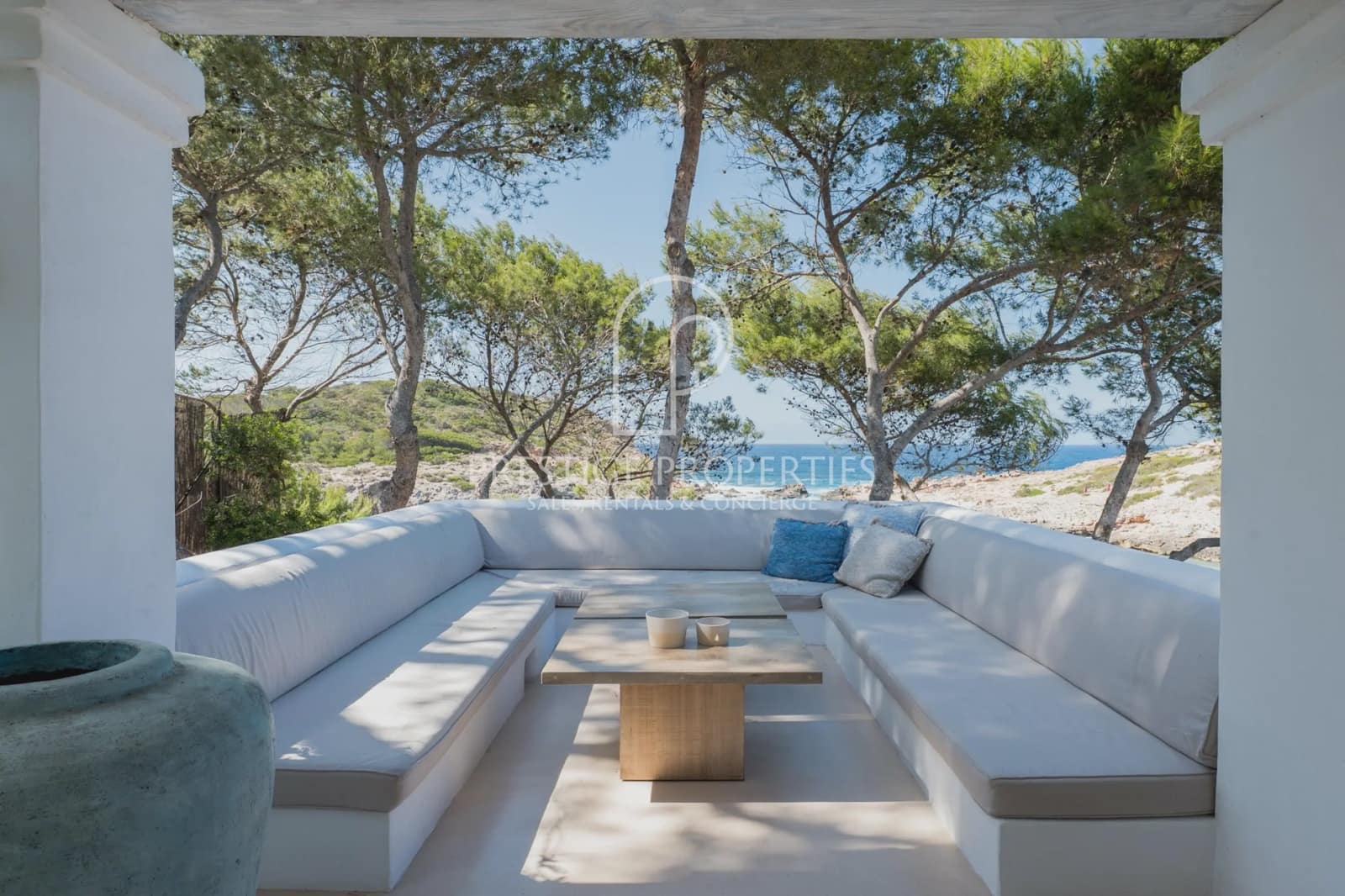 4 slaapkamer Villa te koop in Sant Joan de Labritja met garage - € 6.900.000 (Ref: 9921582)