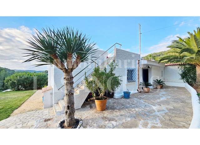 2 slaapkamer Halfvrijstaande villa te koop in Santa Eulalia / Santa Eularia met zwembad - € 1.200.000 (Ref: 9598456)