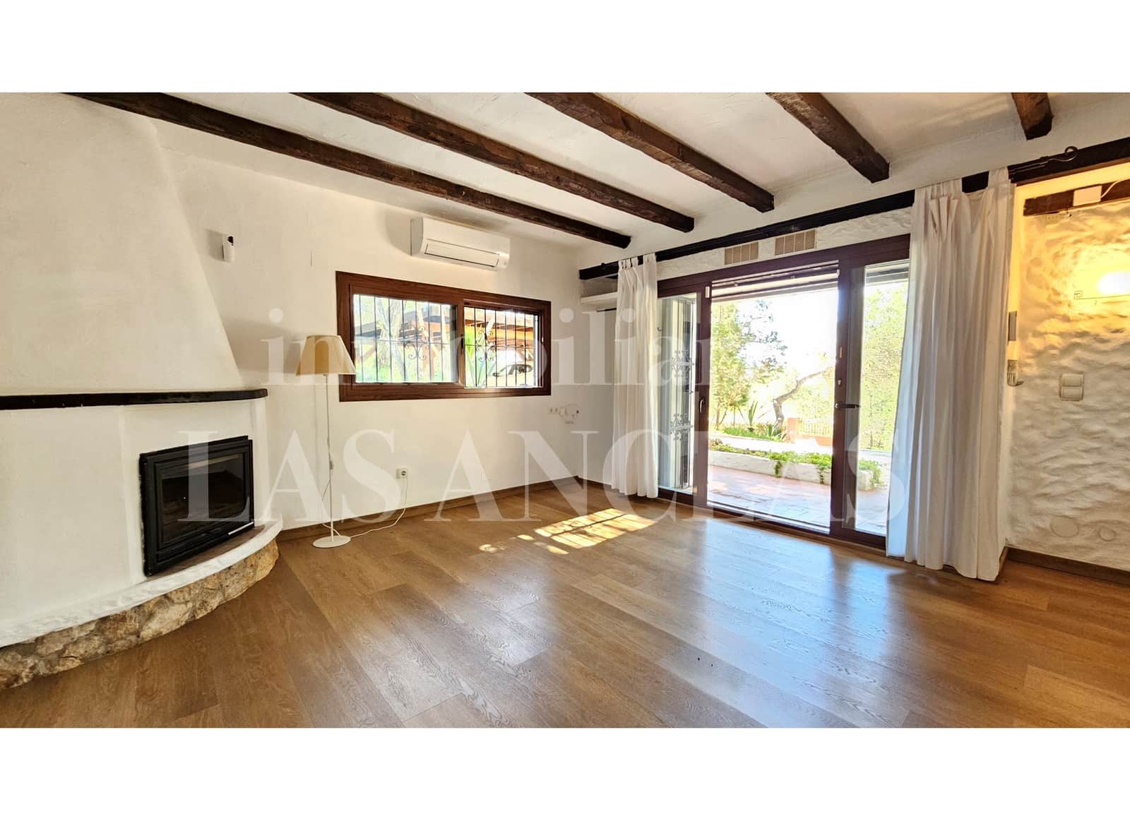 Chalet de 2 habitaciones en Santa Eulalia / Santa Eularia en venta con piscina - 1.275.000 € (Ref: 9803793)