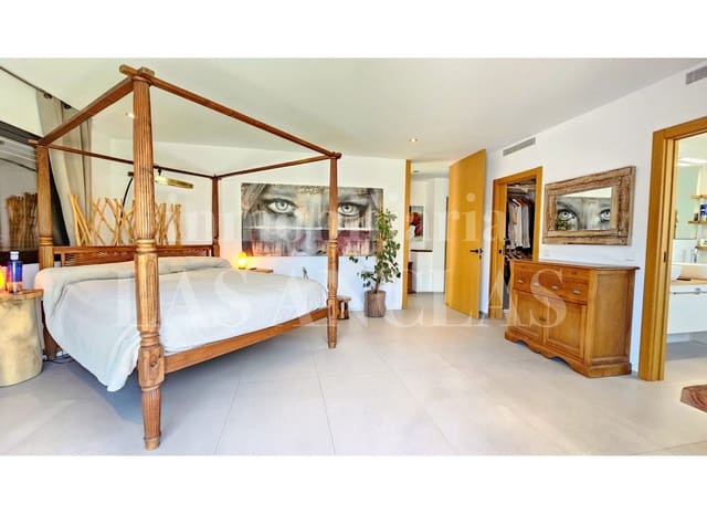 2 soverom Kjedet enebolig til salgs i Talamanca, Ibiza by med svømmebasseng garasje - € 1 790 000 (Ref: 9981673)