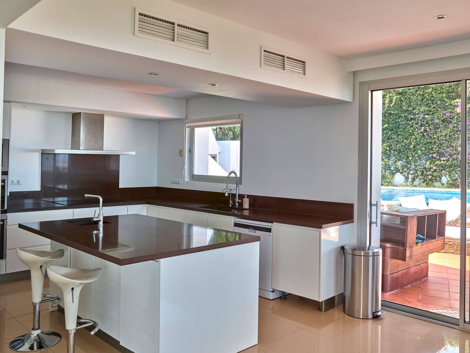 6 bedroom Villa for sale in Cala Bassa with pool garage - € 3,150,000 (Ref: 10034845)