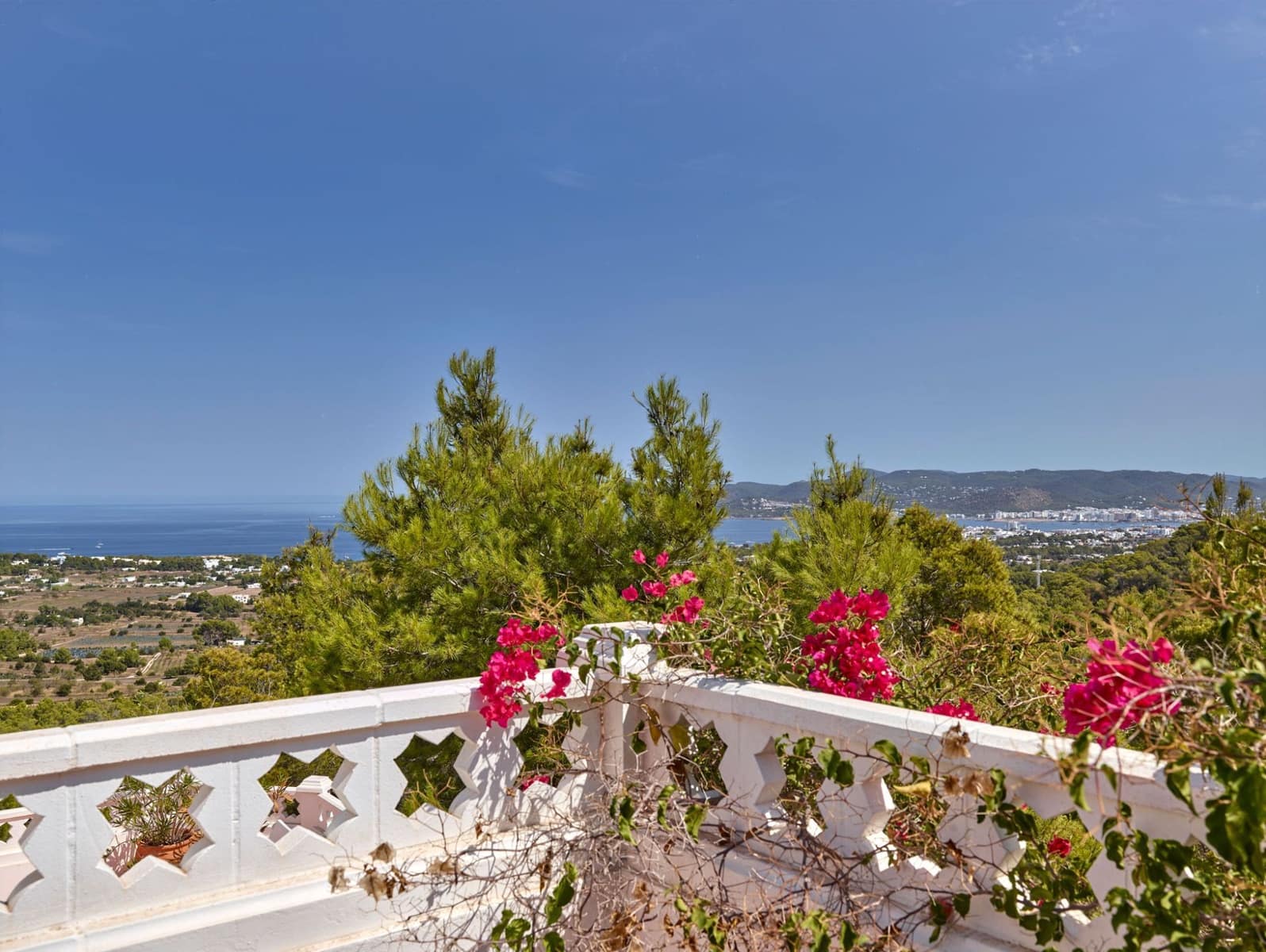 6 bedroom Villa for sale in Cala Bassa with pool garage - € 3,150,000 (Ref: 10034845)
