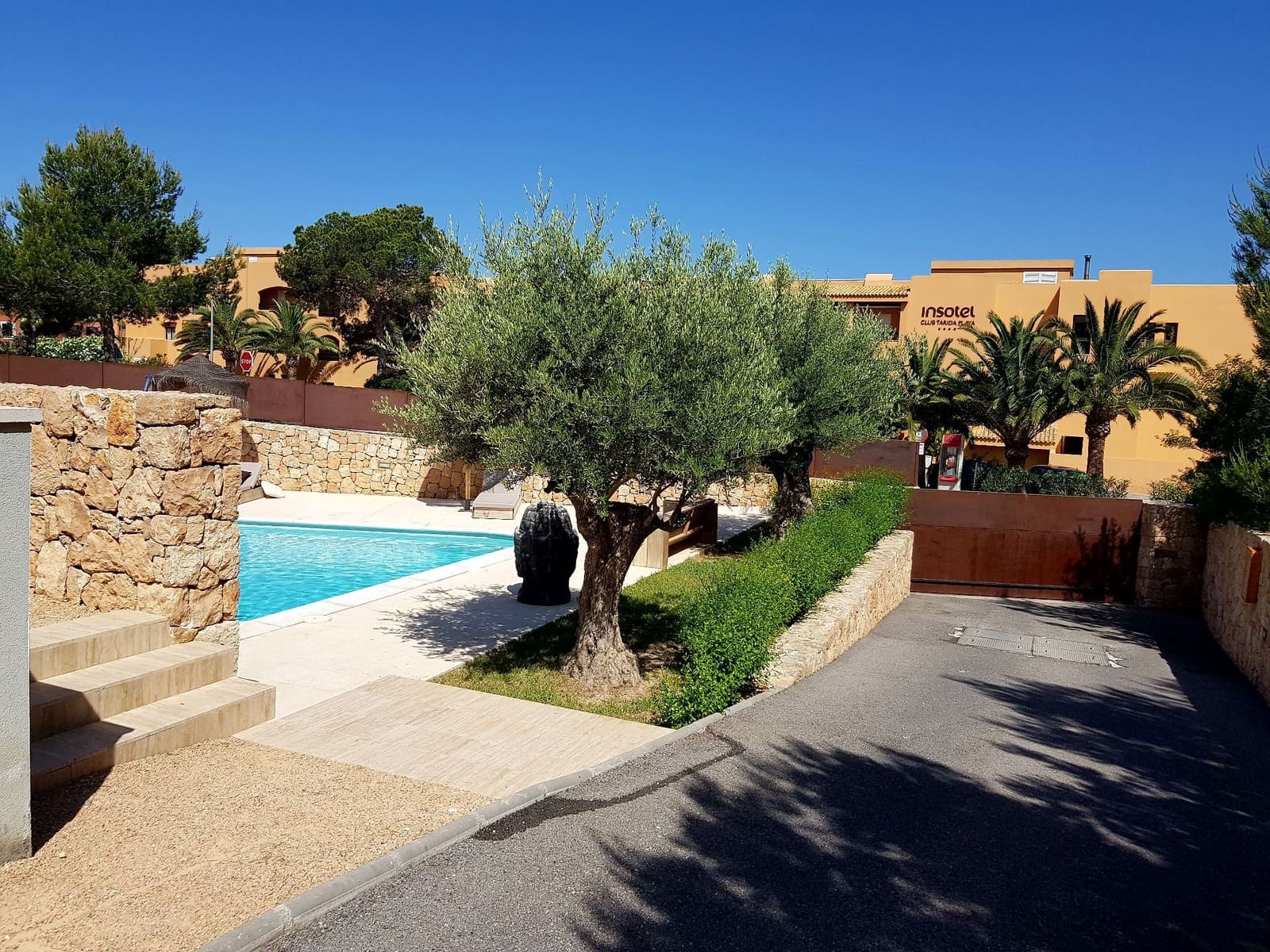 2 slaapkamer Appartement te koop in Cala Tarida met zwembad garage - € 695.000 (Ref: 9811127)