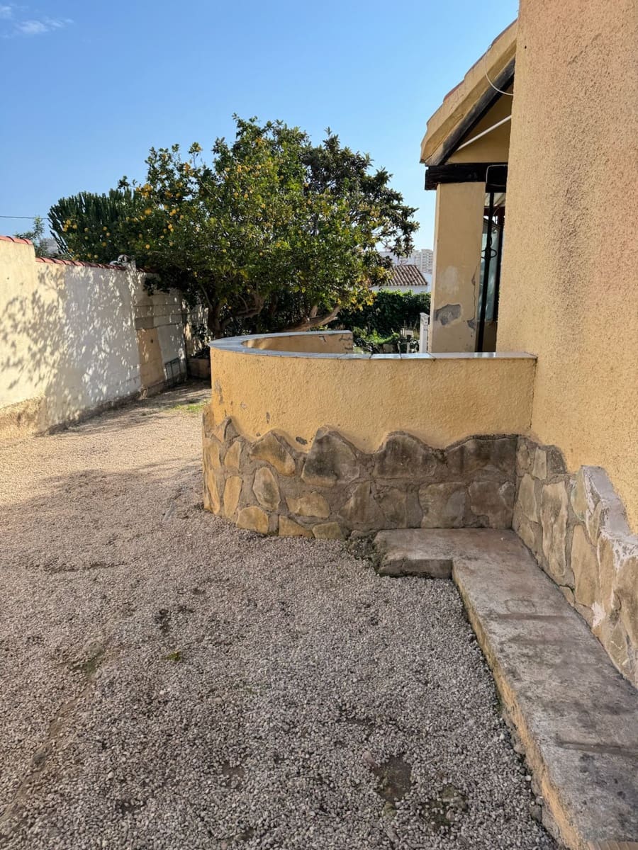 6 bedroom Villa for sale in Calpe / Calp with pool garage - € 450,000 (Ref: 8985408)