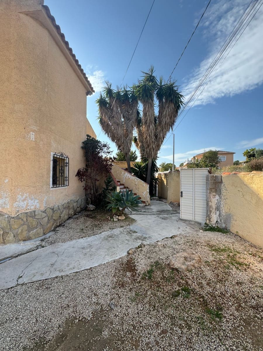 6 bedroom Villa for sale in Calpe / Calp with pool garage - € 450,000 (Ref: 8985408)