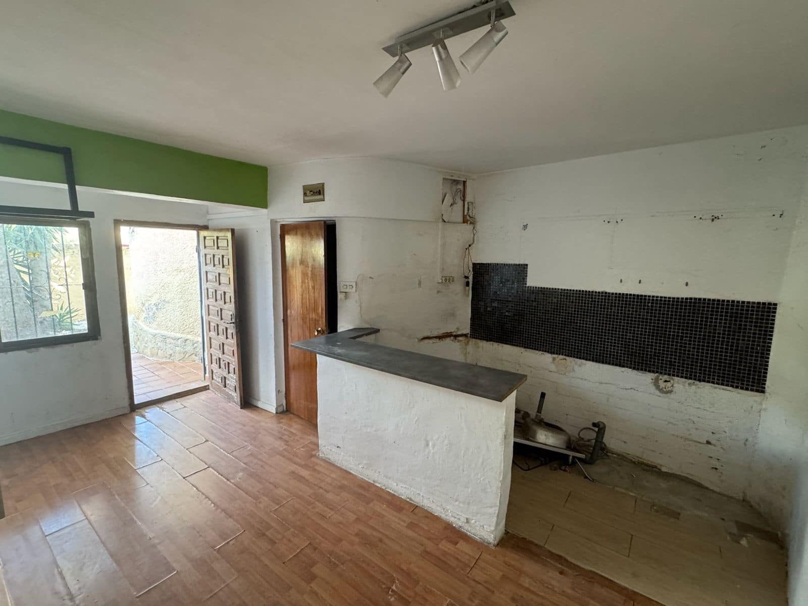 6 bedroom Villa for sale in Calpe / Calp with pool garage - € 450,000 (Ref: 8985408)