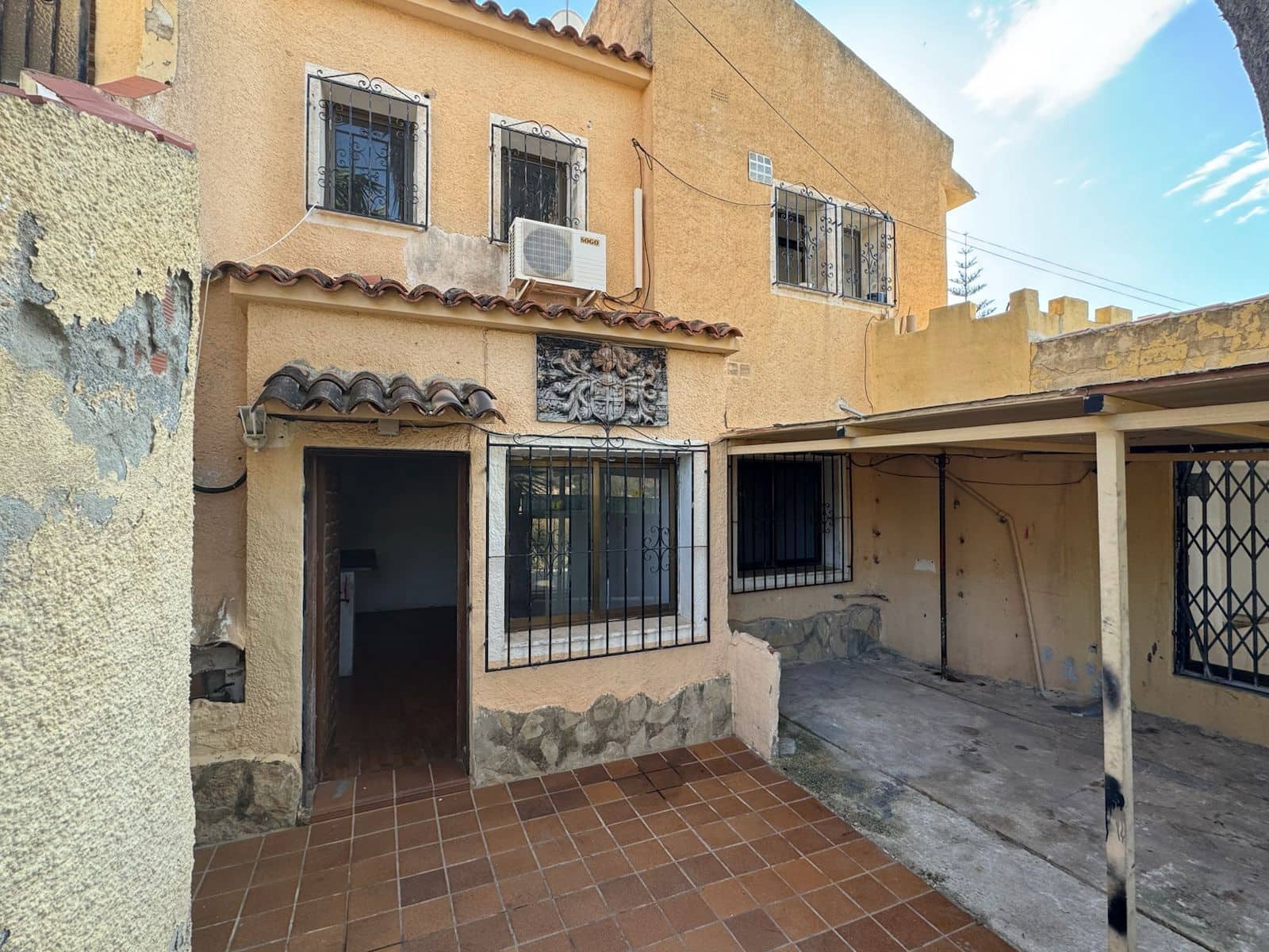 6 bedroom Villa for sale in Calpe / Calp with pool garage - € 450,000 (Ref: 8985408)