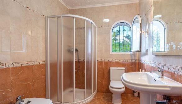 7 makuuhuone Huvila myytävänä paikassa Calpe / Calp mukana uima-altaan 
autotalli - 690 000 € (Ref: 9358831)