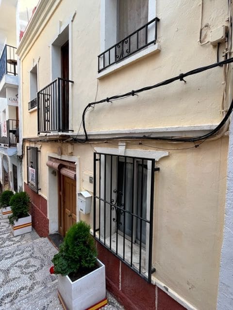 6 slaapkamer Huis te koop in Calpe / Calp - € 209.000 (Ref: 9406185)