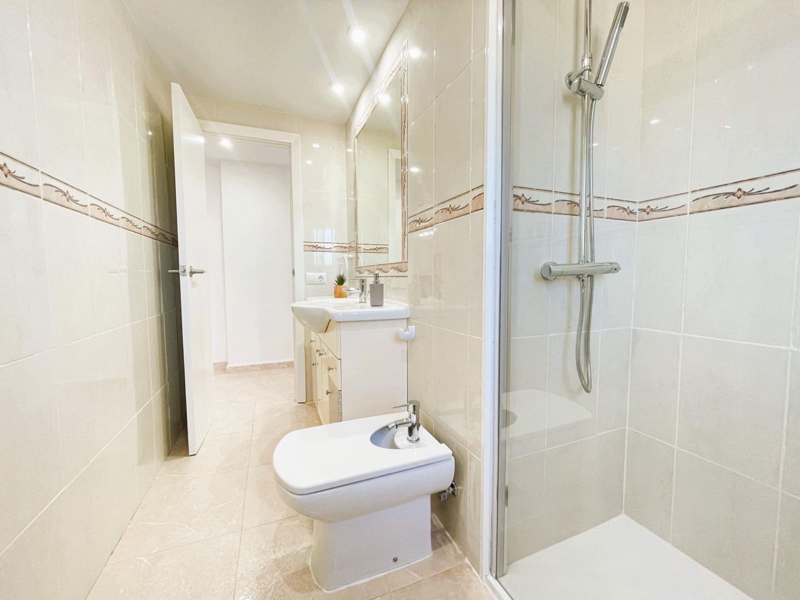 3 Zimmer Apartment zu vermieten in Gandia mit Pool Garage - 950 € (Ref: 9029822)