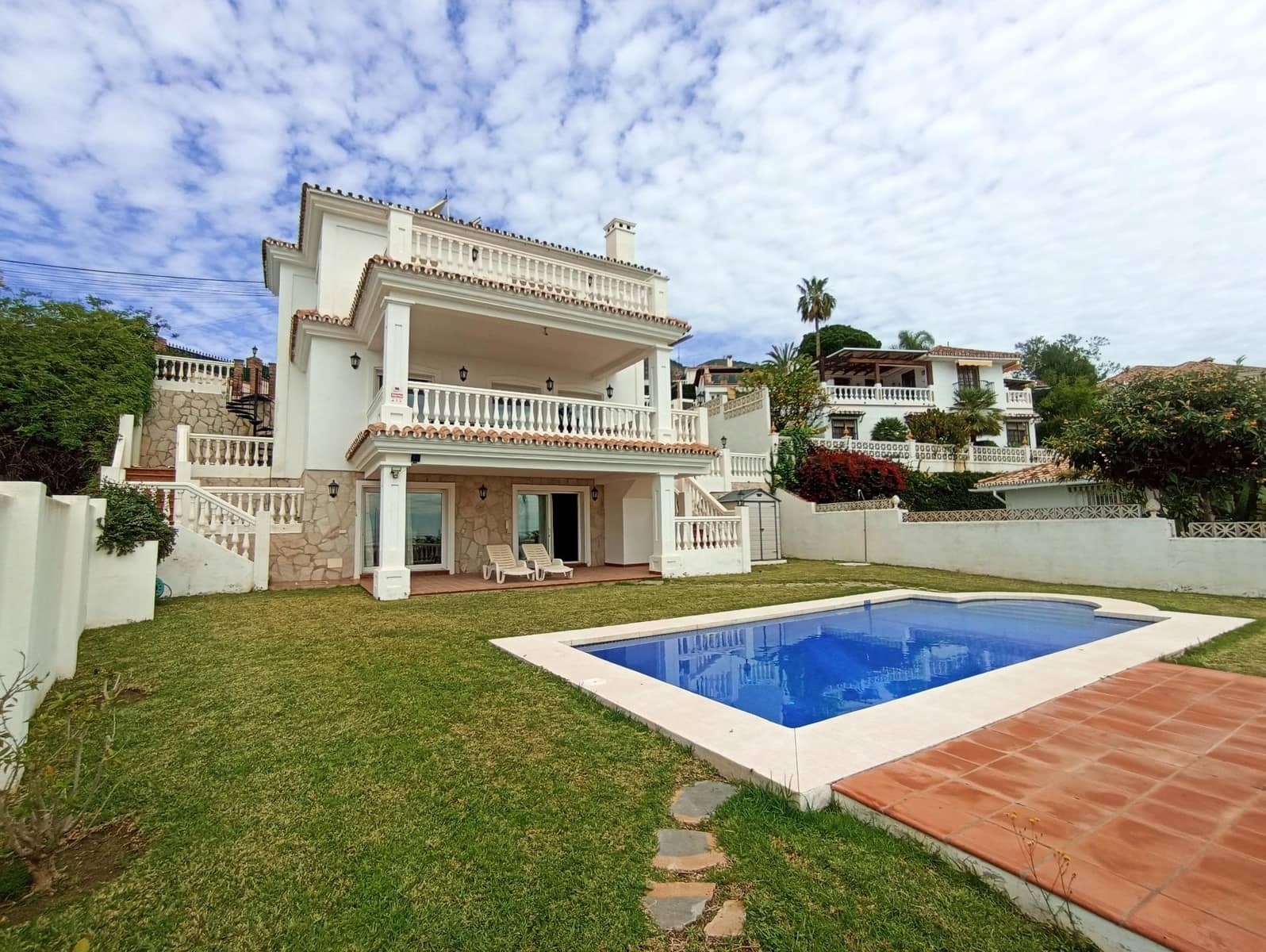 4 sypialnia Willa na sprzedaż w Benalmadena z basenem garażem - 1 170 000 € (Ref: 8373778)