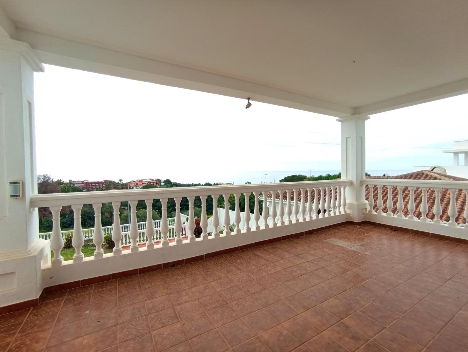 4 sypialnia Willa na sprzedaż w Benalmadena z basenem garażem - 1 170 000 € (Ref: 8373778)