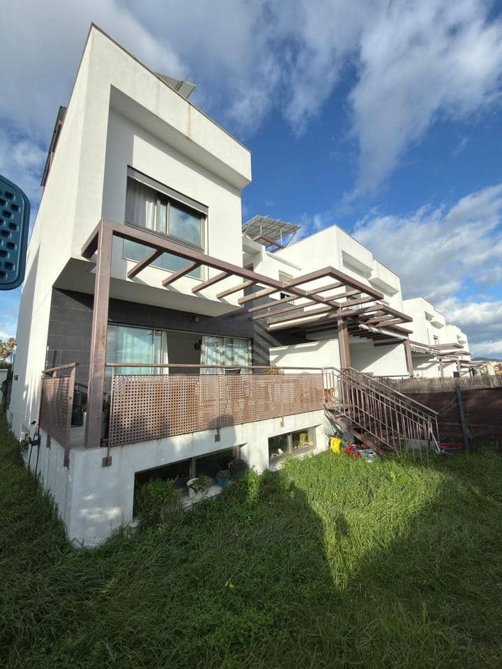 4 quarto Moradia em Banda para venda em Pinos de Alhaurin com piscina - 689 000 € (Ref: 9607994)