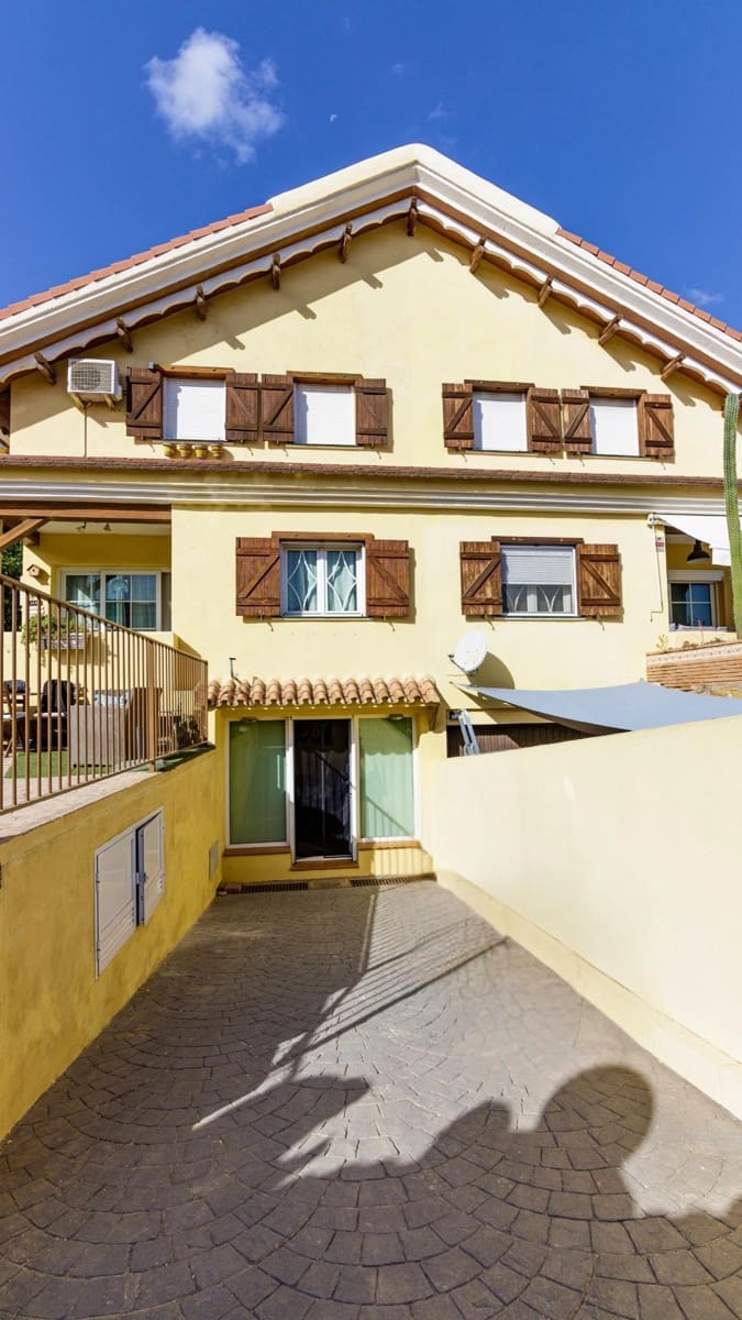 Pareado de 6 habitaciones en Alhaurín de la Torre en venta con piscina - 596.000 € (Ref: 9607998)