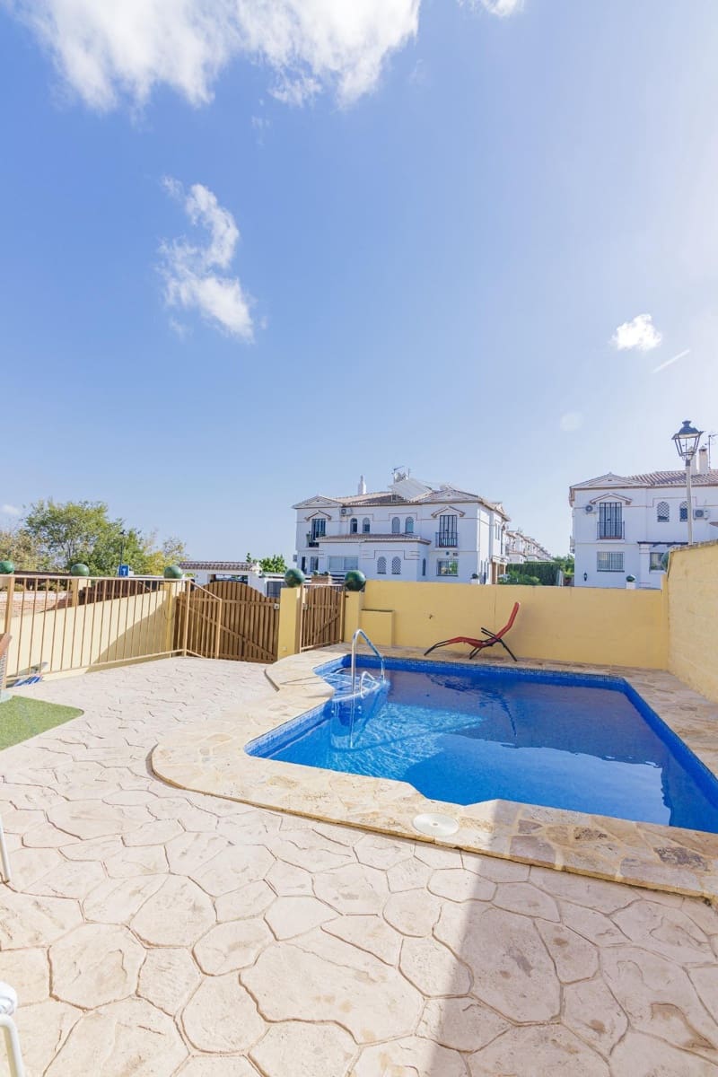 Pareado de 6 habitaciones en Alhaurín de la Torre en venta con piscina - 596.000 € (Ref: 9607998)