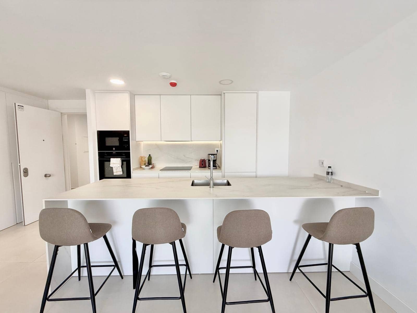 2 bedroom Apartment for sale in Fuengirola with pool garage - € 599,000 (Ref: 9611463)