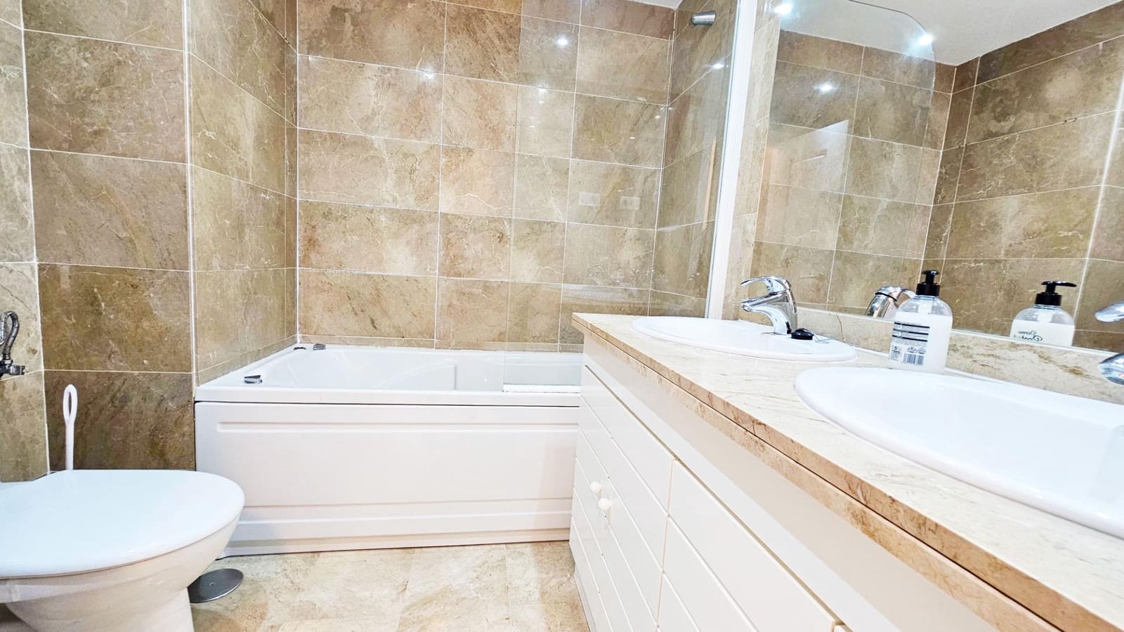 2 Zimmer Apartment zu verkaufen in Torrequebrada mit Pool - 425.000 € (Ref: 9686345)