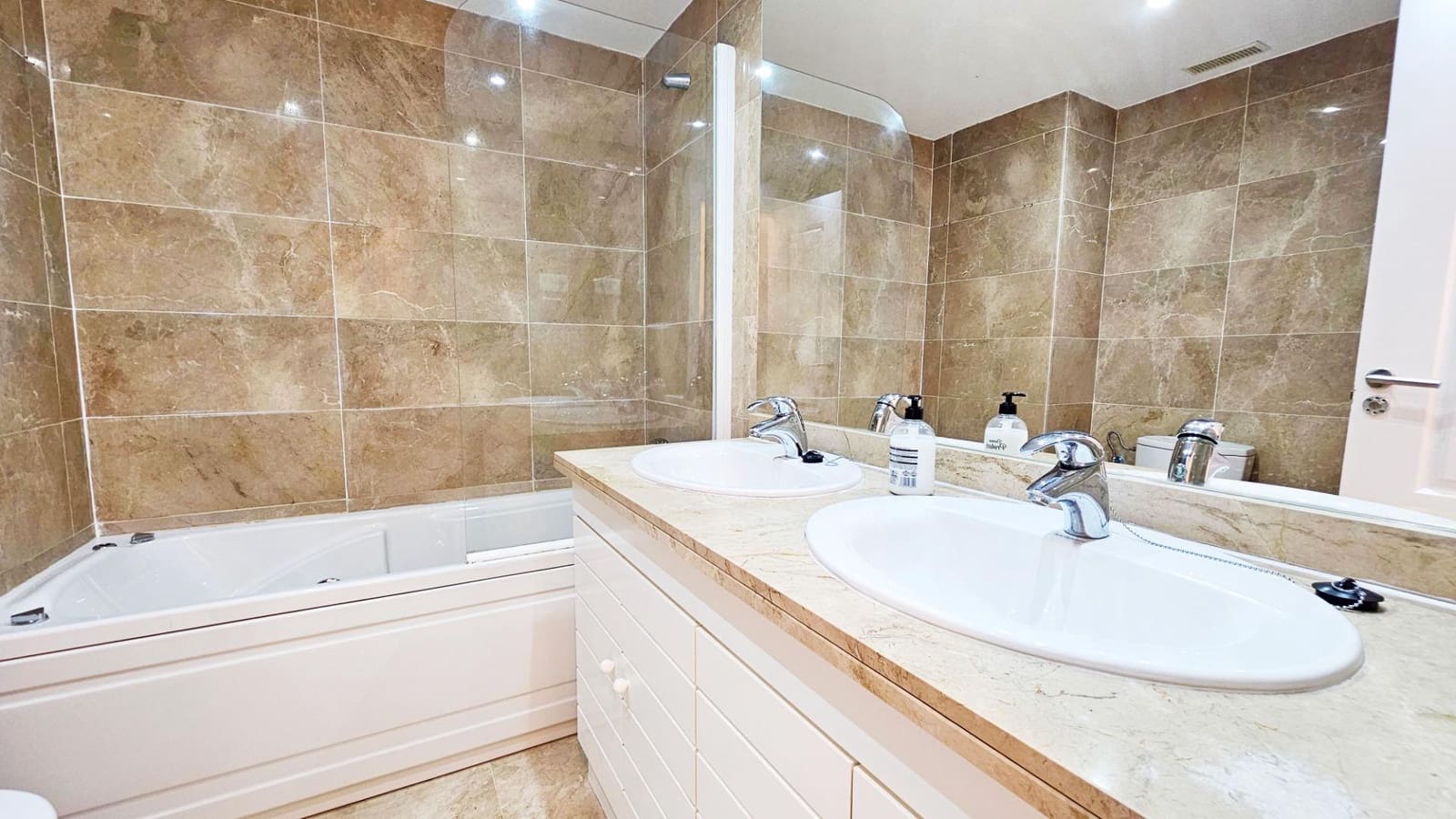 2 Zimmer Apartment zu verkaufen in Torrequebrada mit Pool - 425.000 € (Ref: 9686345)