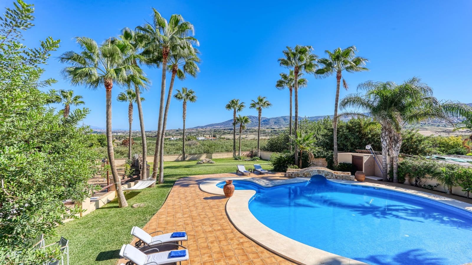 8 soveværelse Finca/Landehus til salg i Alhaurin de la Torre med swimmingpool - € 1.900.000 (Ref: 3452788)