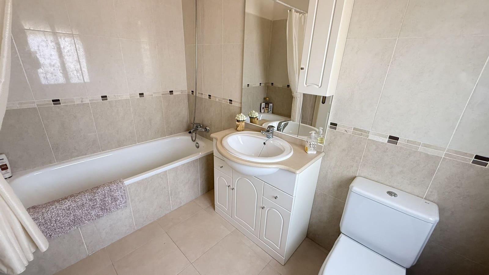 4 makuuhuone Huvila myytävänä paikassa Alhaurin el Grande mukana uima-altaan - 750 000 € (Ref: 8737195)