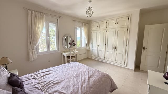 4 makuuhuone Huvila myytävänä paikassa Alhaurín el Grande mukana uima-altaan - 750 000 € (Ref: 8737195)