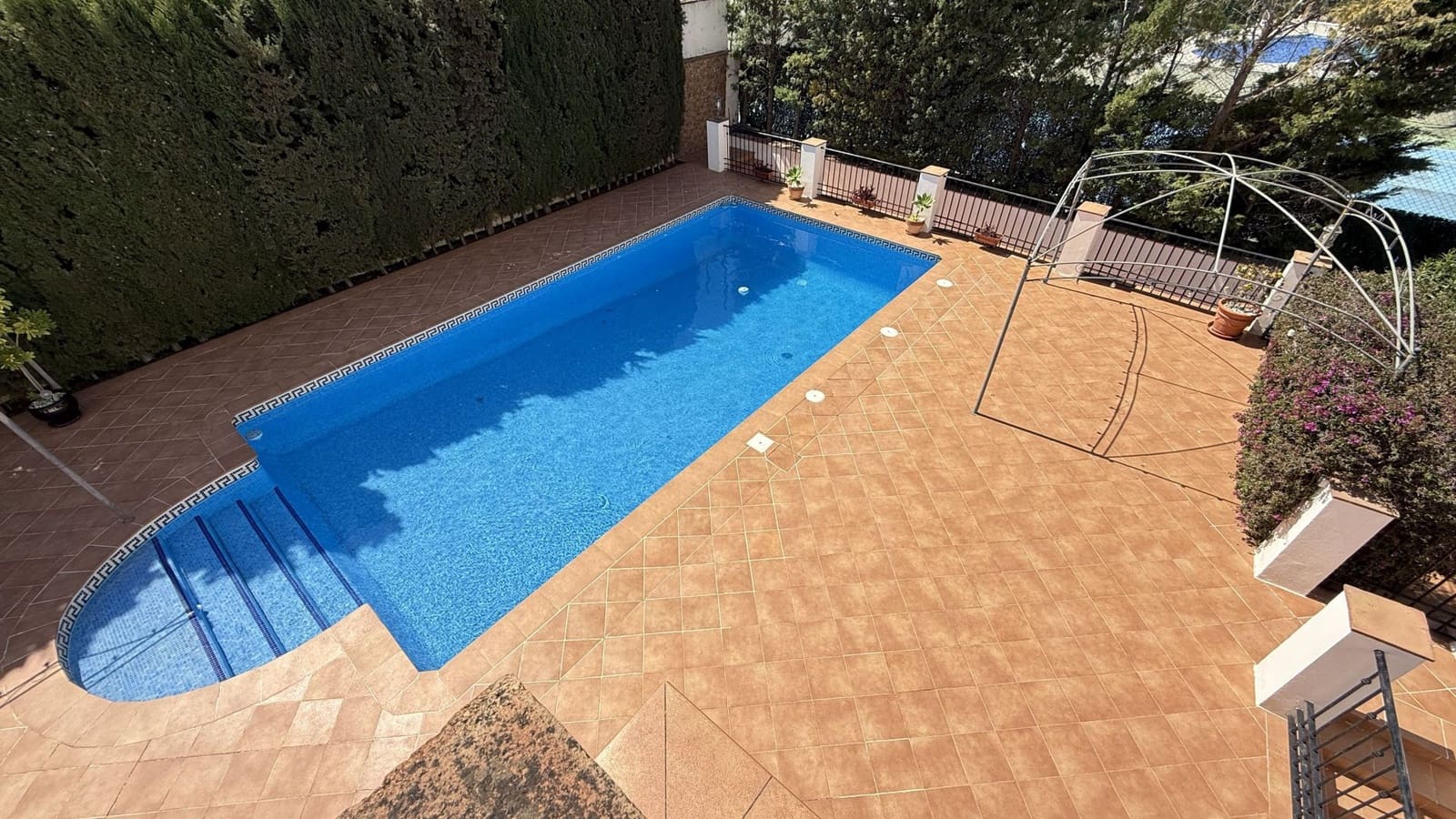 4 makuuhuone Huvila myytävänä paikassa Alhaurin el Grande mukana uima-altaan - 750 000 € (Ref: 8737195)