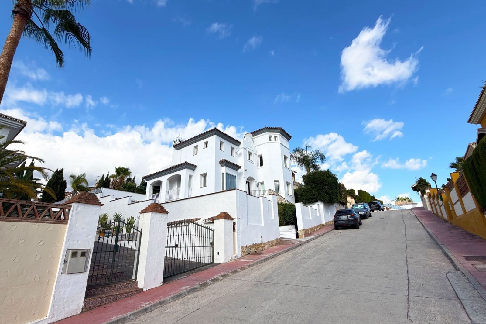 4 soveværelse Villa til salg i Coin med swimmingpool - € 629.000 (Ref: 9235884)