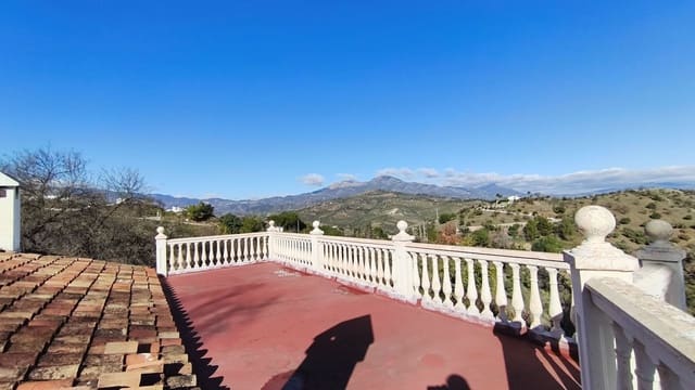 3 soveværelse Finca/Landehus til salg i Guaro med swimmingpool - € 330.000 (Ref: 9395275)