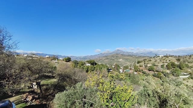 3 soveværelse Finca/Landehus til salg i Guaro med swimmingpool - € 330.000 (Ref: 9395275)