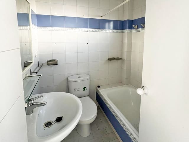 Casa de 4 habitaciones en Coín en alquiler - 1.000 € (Ref: 9484949)