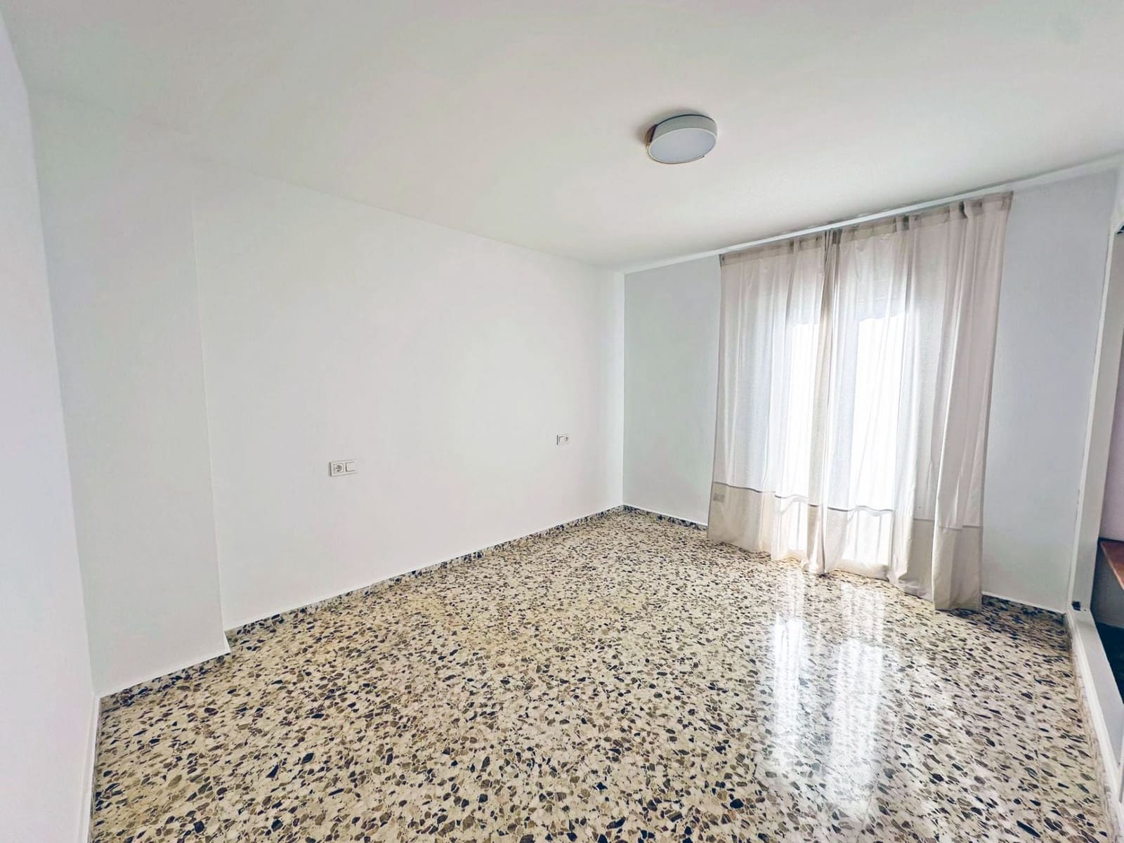 Casa de 4 habitaciones en Coín en alquiler - 1.000 € (Ref: 9484949)