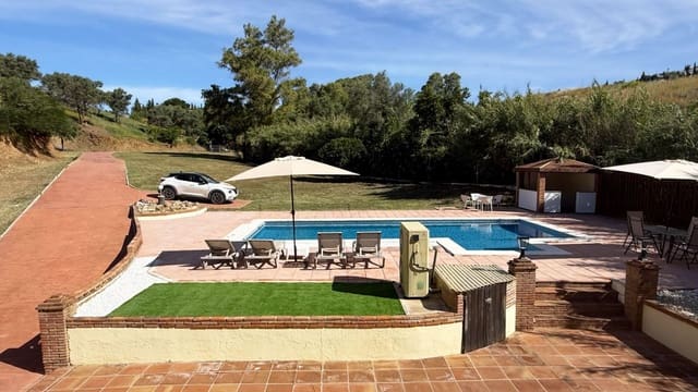 4 soveværelse Finca/Landehus til salg i La Cala de Mijas, Mijas med swimmingpool - € 750.000 (Ref: 9841983)
